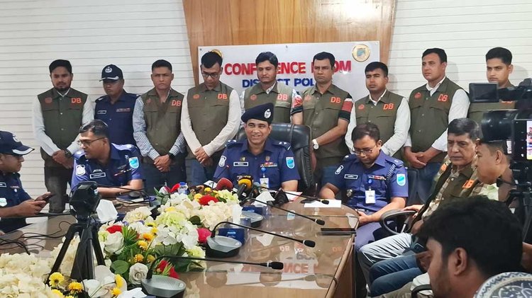 সোমবার (২৬ মে) দুপুরে টাঙ্গাইলের পুলিশ সুপার মো. মিজানুর রহমান নিজ কার্যালয়ে সংবাদ সম্মেলন করেন। ছবি: আজকের পত্রিকা