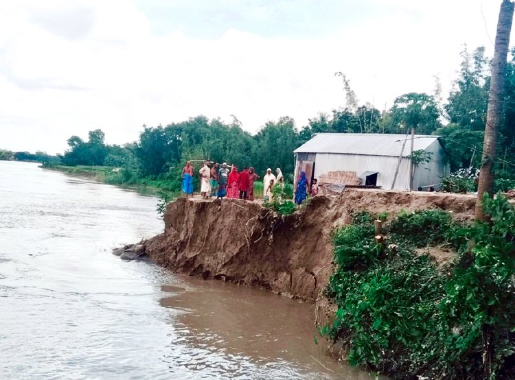দৌলতপুর উপজেলায় দুই গ্রামের ১২ টি পরিবার ইতিমধ্যেই ভিটেমাটি হারিয়েছে। ছবি: আজকের পত্রিকা