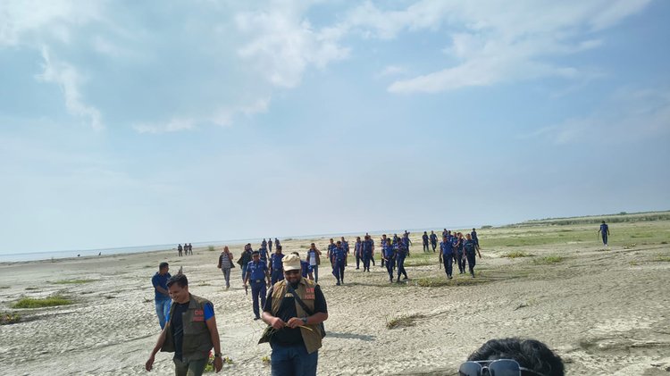 গতকাল দৌলতপুরের পদ্মার চরে কুষ্টিয়া জেলা পুলিশের সাঁড়াশি অভিযানের চিত্র। ছবি: সংগৃহীত