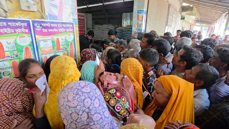 ডিমলায় সার না পেয়ে ডিলারের গুদাম ভাঙচুর-লুট। ছবি: আজকের পত্রিকা