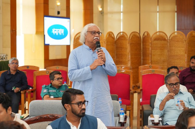 আজ শনিবার রাজারবাগে বাংলাদেশ পুলিশ অডিটোরিয়ামে ৩২টি রাজনৈতিক দল ও জোটের কেন্দ্রীয় ও মহানগর নেতৃবৃন্দের সঙ্গে এক মতবিনিময় সভা করে ডিএমপি। ছবি: আজকের পত্রিকা