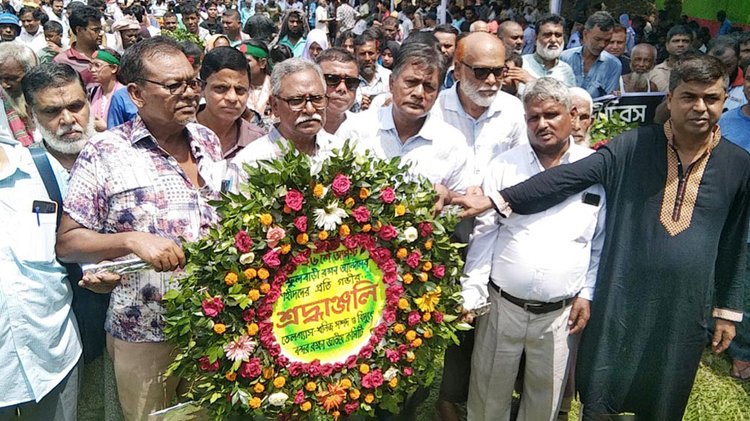 দিনাজপুর ২-ফুলবাড়ী ট্র্যাজেডি দিবস উপলক্ষে নিহতদের প্রতি শ্রদ্ধা। ছবি: আজকের পত্রিকা