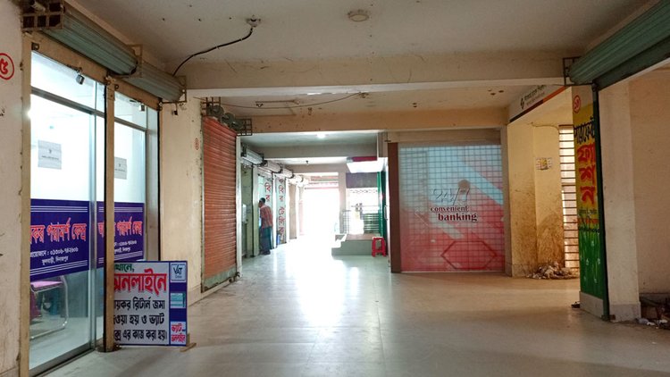 একসময় ক্রেতার ভিড়ে ঠাসা মার্কেটটি এখন প্রায় জনশূন্য। ব্যবসায়ীরা দোকান ছেড়ে অন্যত্র চলে যাচ্ছেন। গতকাল দুপুরে তোলা। ছবি: আজকের পত্রিকা