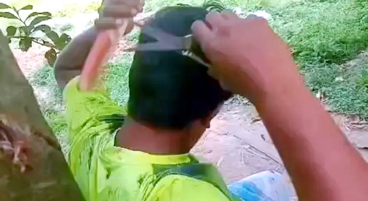 নিজের চুল নিজেই কাটছেন মুজাহিদুল। ছবি: সংগৃহীত