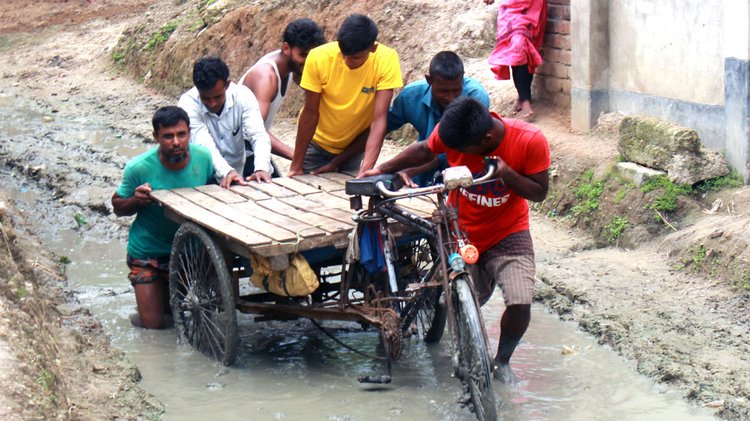 ফুলবাড়ী উপজেলার এলুয়াড়ী ইউনিয়নের হারিজের মোড় থেকে ফরিদপুর গ্রাম পর্যন্ত দেড় কিলোমিটার সড়কে এখন ভোগান্তি পোহাচ্ছে স্থানীয়রা। ছবি: আজকের পত্রিকা