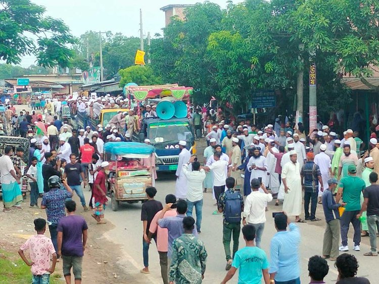 দিনাজপুরের বিরল উপজেলায় আজ বৃহস্পতিবার বিনোদন পার্কে ইসলামবিরোধী কার্যকলাপের অভিযোগে হামলা চালানো হয়। ছবি: আজকের পত্রিকা