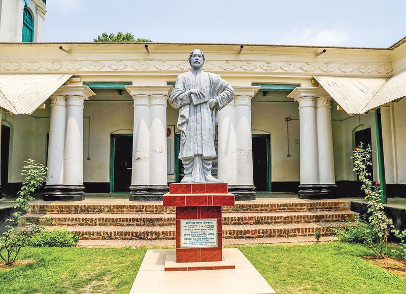 দূর-থেকে-অভয়-দিচ্ছেন-কবি-গুরু-3-(1)