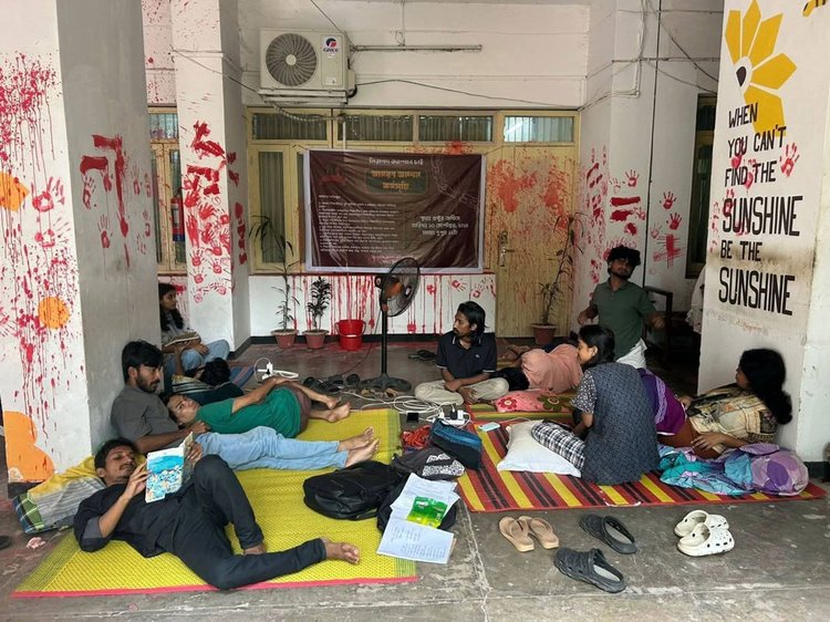 দীর্ঘ ৫২ ঘণ্টা পর অনশন ভাঙলেন চবির ৯ শিক্ষার্থী। ছবি: আজকের পত্রিকা