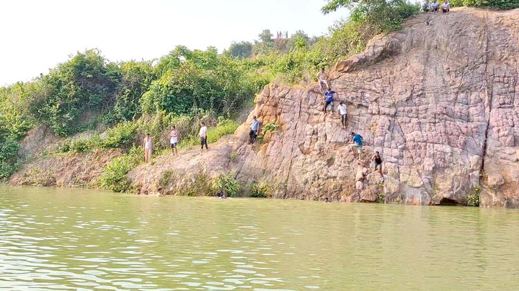 সাদা মাটির পাহাড়ে দর্শনার্থীরা। ছবি: আজকের পত্রিকা