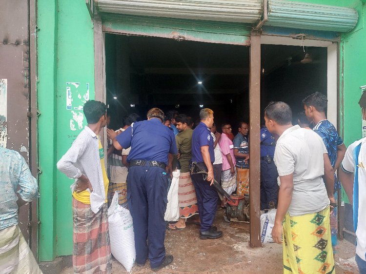 পুলিশের উপস্থিতিতে সার বিতরণ করা হচ্ছে কৃষকদের মধ্যে। ছবি: আজকের পত্রিকা