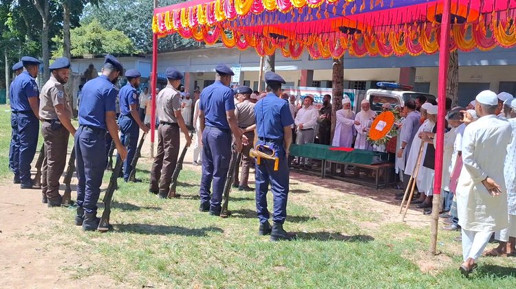 আজ সকাল ১০টায় দুর্গাপুর দ্বীনি আলিম মাদ্রাসায় বীর মুক্তিযোদ্ধা রুহুল কুদ্দুস ফরাজীকে গার্ড অব অনার দেওয়া হয়। ছবি: আজকের পত্রিকা