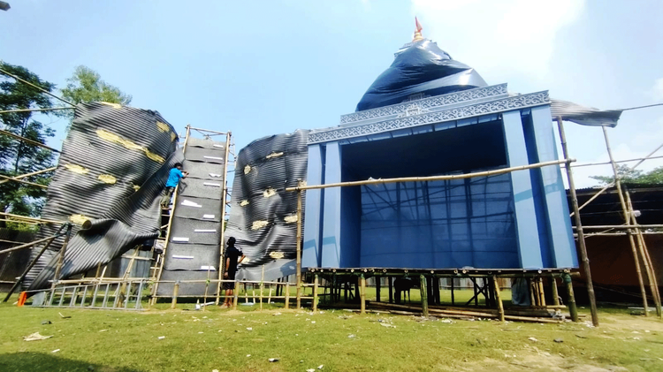 কমলগঞ্জের লক্ষ্মীপুর সার্বজনীন পূজা মণ্ডপের বাইরে সাজসজ্জা, রংয়ের কাজ চলছে। ছবি: আজকের পত্রিকা