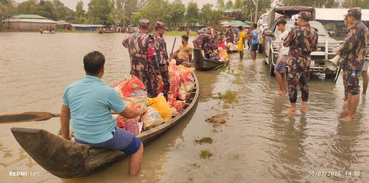 ভারী বর্ষণে ক্ষতিগ্রস্ত বান্দরবানের নাইক্ষ্যংছড়ি ও কক্সবাজারের পেকুয়ায় ত্রাণ বিতরণ করেছে বিজিবির নাইক্ষ্যংছড়ি ব্যাটালিয়ন। ছবি: আজকের পত্রিকা