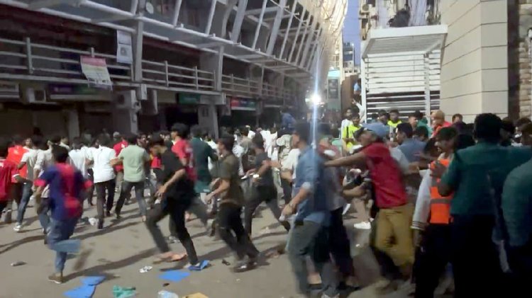 এভাবেই গেট ভেঙে স্টেডিয়ামে ঢুকে পড়েন দর্শকেরা। ছবি: সংগৃহীত