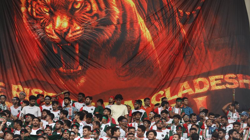 গেট ভেঙ্গে ঢুকেছে দর্শক