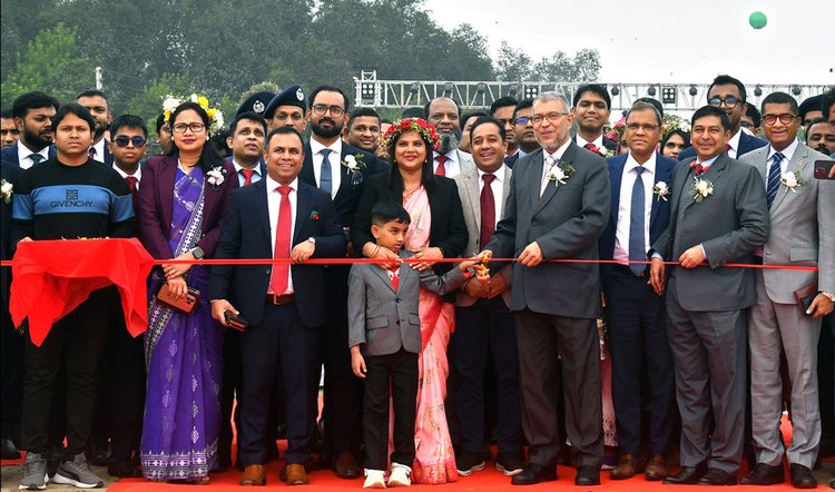 ডিসি পার্কে ফুল মেলা উদ্বোধন করছেন অতিথিরা। ছবি: আজকের পত্রিকা