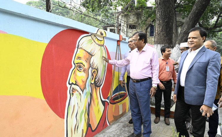 সেগুনবাগিচায় গ্রাফিতি আঁকা ফুটপাত জনসাধারণের চলাচলের জন্য উন্মুক্ত করেন ডিএসসিসির প্রশাসক। ছবি: আজকের পত্রিকা