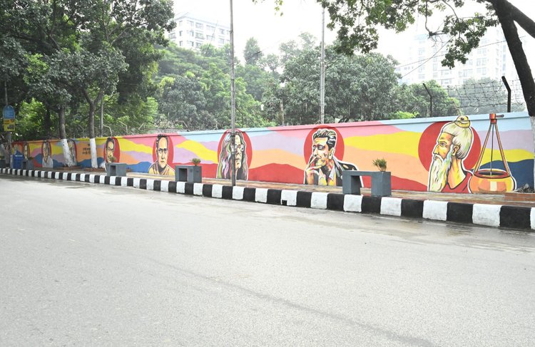 ফুটপাতসংলগ্ন এলাকায় দেশের শিল্প-সংস্কৃতিতে অবদান রাখা ১০ গুণী ব্যক্তিত্বের গ্রাফিতি আঁকা হয়েছে। ছবি: আজকের পত্রিকা