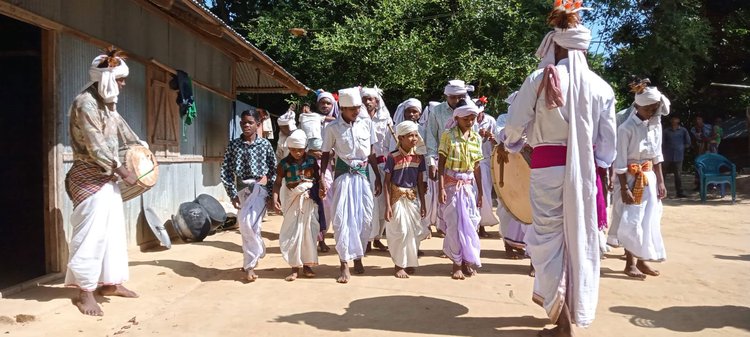আজ সকালে সাঁওতালপাড়ায় দাঁশাই উৎসব শুরু হয় । ছবি: আজকের পত্রিকা