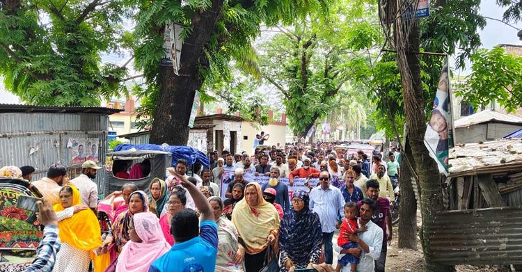 পটুয়াখালীর দশমিনায় ১৪৪ ধারা অমান্য করে বিক্ষোভ মিছিল ও সমাবেশ করে বিএনপি। ছবি: আজকের পত্রিকা