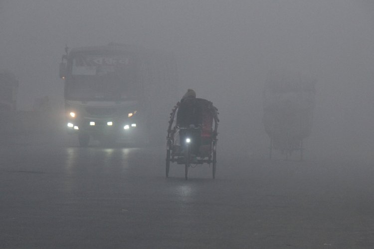 সাধারণ শীতের মৌসুমে বাতাস থাকে শুষ্ক আর বেড়ে যায় ধূলিকণার পরিমাণ। ছবি: আজকের পত্রিকা