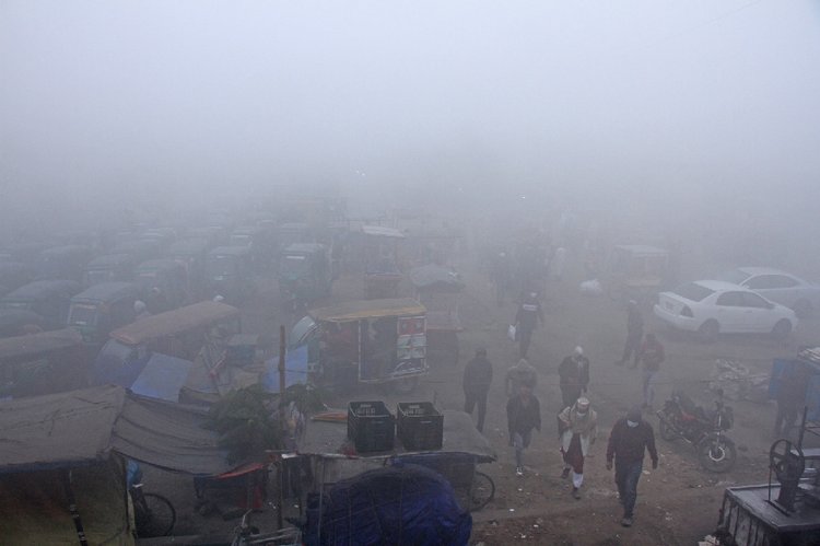 যদি বাইরে বের হতে হয়, তবে অবশ্যই দূষণ রোধে কার্যকর মাস্ক ব্যবহার করতে হবে। ছবি: আজকের পত্রিকা