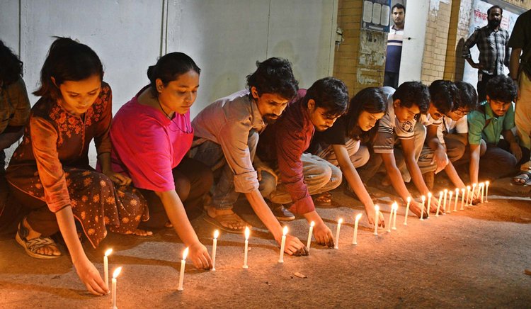 শামসুন্নাহার হল নির্যাতন দিবস উপলক্ষে মোমবাতি প্রজ্বালন। ছবি: আজকের পত্রিকা