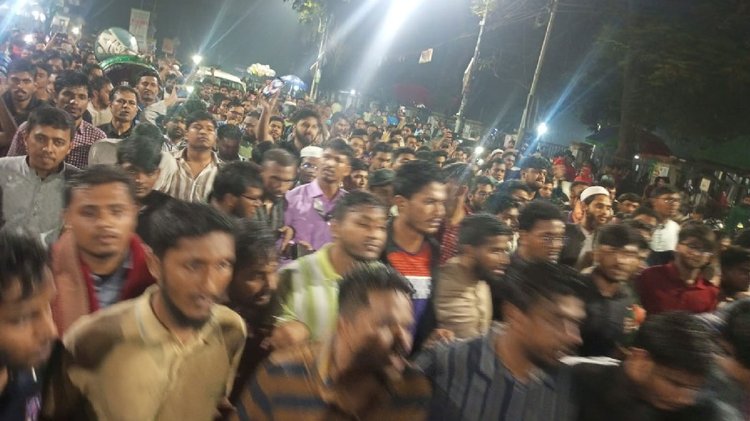 মঙ্গলবার রাত ৯টায় বিক্ষোভ মিছিল করে বাংলাদেশ জাতীয়তাবাদী ছাত্রদলের ঢাকা বিশ্ববিদ্যালয় শাখা। ছবি: আজকের পত্রিকা