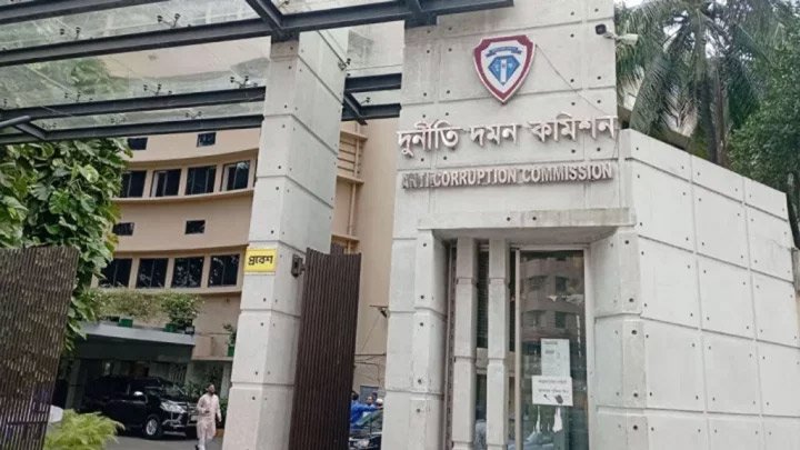 খালেদা জিয়ার বিরুদ্ধে ‘মিথ্যা’ অভিযোগ: দুদকের সাবেক চেয়ারম্যানের বিরুদ্ধে মামলা