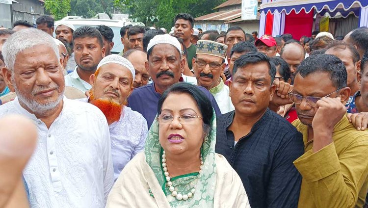 সাদের প্রথম মৃত্যুবার্ষিকীতে সাটুরিয়ায় দোয়া মাহফিলে আসেন বিএনপির নেতা-নেত্রীরা। ছবি: আজকের পত্রিকা
