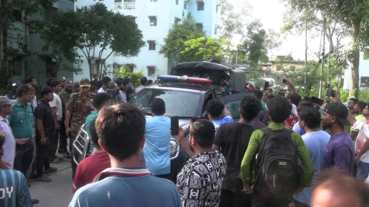 রমেক কোয়ার্টার থেকে নারীসহ ড্যাব নেতা আটক। ছবি: আজকের পত্রিকা