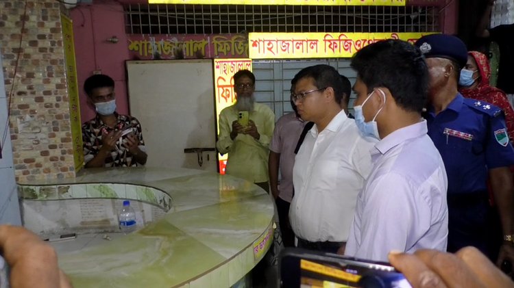 প্রতারণা, দালাল চক্রের দৌরাত্ম্য এবং লাইসেন্সবিহীন কার্যক্রম পরিচালনার অভিযোগে ডিএনএ ও পেয়ারলেস ডায়াগনস্টিক সেন্টার সিলগালা করেন ভ্রাম্যমাণ আদালত। ছবি: আজকের পত্রিকা