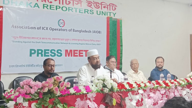 সংবাদ সম্মেলনে এআইওবি সংগঠনের সদস্যরা। ছবি: আজকের পত্রিকা।
