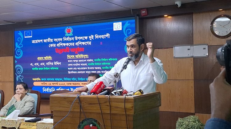 শুক্রবার আগারগাঁওয়ের নির্বাচনী প্রশিক্ষণ ইনস্টিটিউটে নির্বাচন প্রশিক্ষকদের প্রশিক্ষণ কর্মশালায় কথা বলেন সিইসি ও অন্য নির্বাচন কমিশনাররা। ছবি: আজকের পত্রিকা