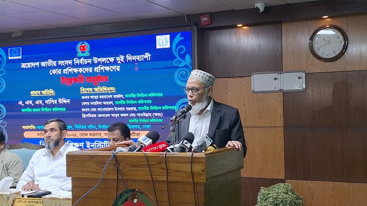 শুক্রবার আগারগাঁওয়ের নির্বাচনী প্রশিক্ষণ ইনস্টিটিউটে নির্বাচন প্রশিক্ষকদের প্রশিক্ষণ কর্মশালায় কথা বলেন সিইসি ও অন্য নির্বাচন কমিশনাররা। ছবি: আজকের পত্রিকা