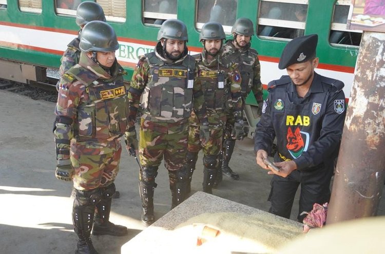 একতা এক্সপ্রেস ট্রেনের ভেতরে চালের বস্তা থেকে পিস্তল, গুলি ও ককটেল উদ্ধার করেছে সেনাবাহিনী। ছবি: উত্তরা আর্মি ক্যাম্প