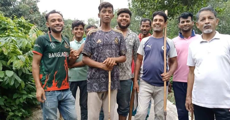 পুশইনের খবরে স্থানীয়রাও সীমান্তে জড়ো হন। আজ সকালে নোয়াবাদী এলাকায়। ছবি: আজকের পত্রিকা