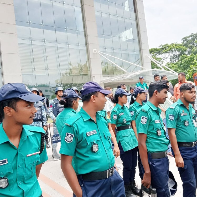 পরিস্থিতি নিয়ন্ত্রণে রাখতে আইন-শৃঙ্খলা বাহিনীর অবস্থান। ছবি: আজকের পত্রিকা