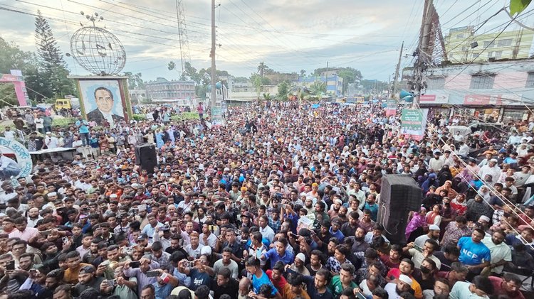 বৃহস্পতিবার বিকেলে ‘দেশ গড়তে জুলাই’ কর্মসূচির অংশ হিসেবে পঞ্চগড় শহরে আয়োজিত পদযাত্রা ও সমাবেশে এনসিপির নেতারা। ছবি: আজকের পত্রিকা