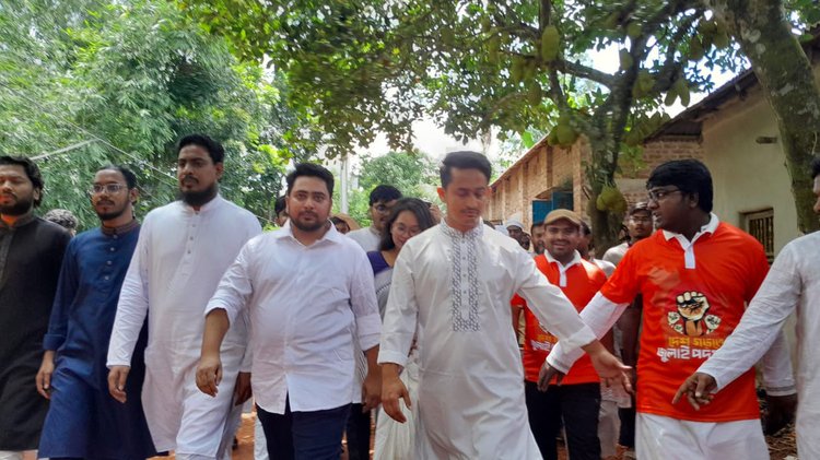 শহীদ আবু সাঈদের কবর জিয়ারতের মধ্য দিয়ে আজ এনসিপির জুলাই পদযাত্রা শুরু হয়। ছবি: আজকের পত্রিকা