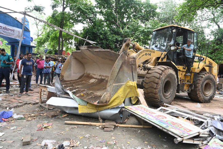 বৃহস্পতিবার সকাল থেকে এ উচ্ছেদ অভিযান শুরু হয়। ছবি: আজকের পত্রিকা