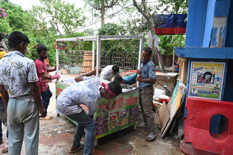 বৃহস্পতিবার সকাল থেকে এ উচ্ছেদ অভিযান শুরু হয়। ছবি: আজকের পত্রিকা