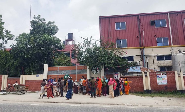 কামারখন্দ উপজেলার ভদ্রঘাটে এক প্রতিবন্ধী যুবক হত্যার অভিযোগে এসিআই ফুড ফ্যাক্টরির সামনে বিক্ষোভ করলে শনিবার সকালে ফ্যাক্টরিটি বন্ধ রাখা হয়। ছবি: আজকের পত্রিকা