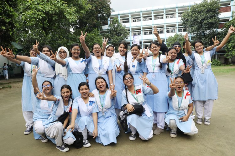 এসএসসি ও সমমান পরীক্ষার ফল প্রকাশের পর আনন্দরত রাজধানীর ভিকারুননিসা নূন স্কুল অ্যান্ড কলেজের শিক্ষার্থীরা। ছবি: আজকের পত্রিকা