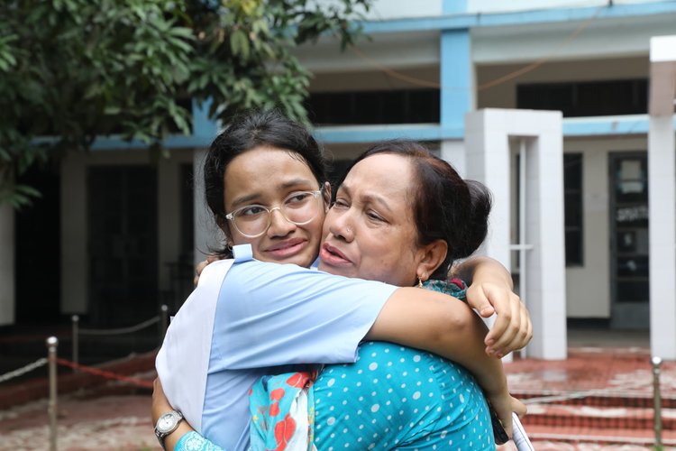 এসএসসি ও সমমান পরীক্ষার ফল প্রকাশের পর আনন্দরত রাজধানীর ভিকারুননিসা নূন স্কুল অ্যান্ড কলেজের শিক্ষার্থীরা। ছবি: আজকের পত্রিকা
