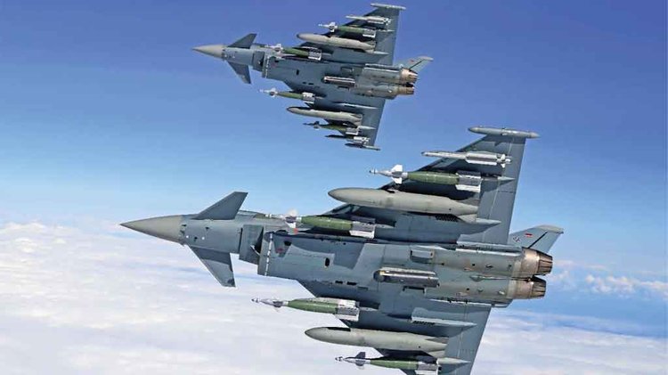 ইউরো ফাইটার টাইফুনে অন্তত ১৩টি হার্ডপয়েন্ট আছে, যেখানে ক্ষেপণাস্ত্র, বোমা ও বাড়তি জ্বালানি ট্যাংকসহ বিভিন্ন অস্ত্র বহন করা যায়। ছবি: লিওনার্দোর সৌজন্যে