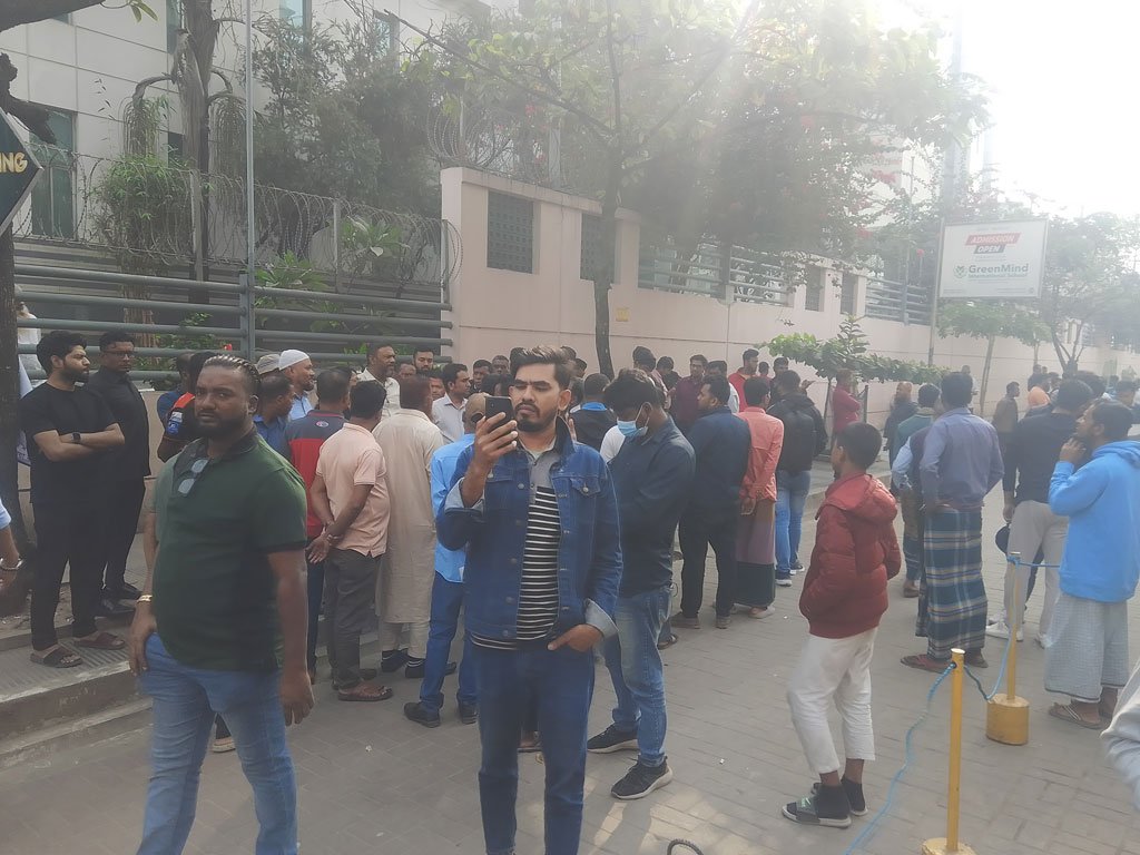 ‘খালেদা জিয়া আইসিইউতে শুনে রাতে ঘুমাতে পারিনি’, হাসপাতালের সামনে নেতা-কর্মীদের ভিড়