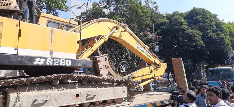 ধানমন্ডি ৩২ নম্বরের সামনে দুটি এক্সকেভেটর রাখা হয়েছে। ছবি: আজকের পত্রিকা