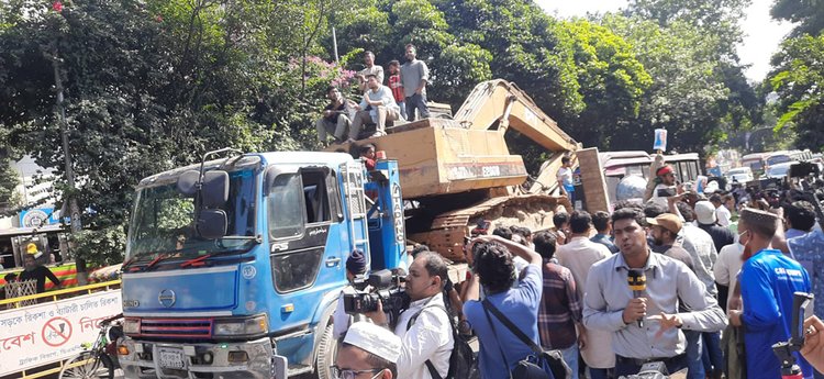 ধানমন্ডি ৩২ নম্বরের সামনে দুটি এক্সকেভেটর রাখা হয়েছে। ছবি: আজকের পত্রিকা