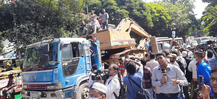 ধানমন্ডি ৩২ নম্বরের সামনে দুটি এক্সকেভেটর রাখা হয়েছে। ছবি: আজকের পত্রিকা